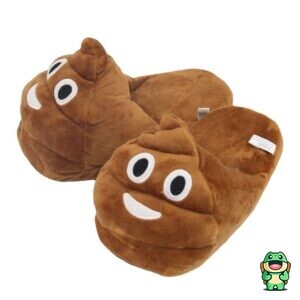Vue de face des chaussons caca doux avec visage brodé