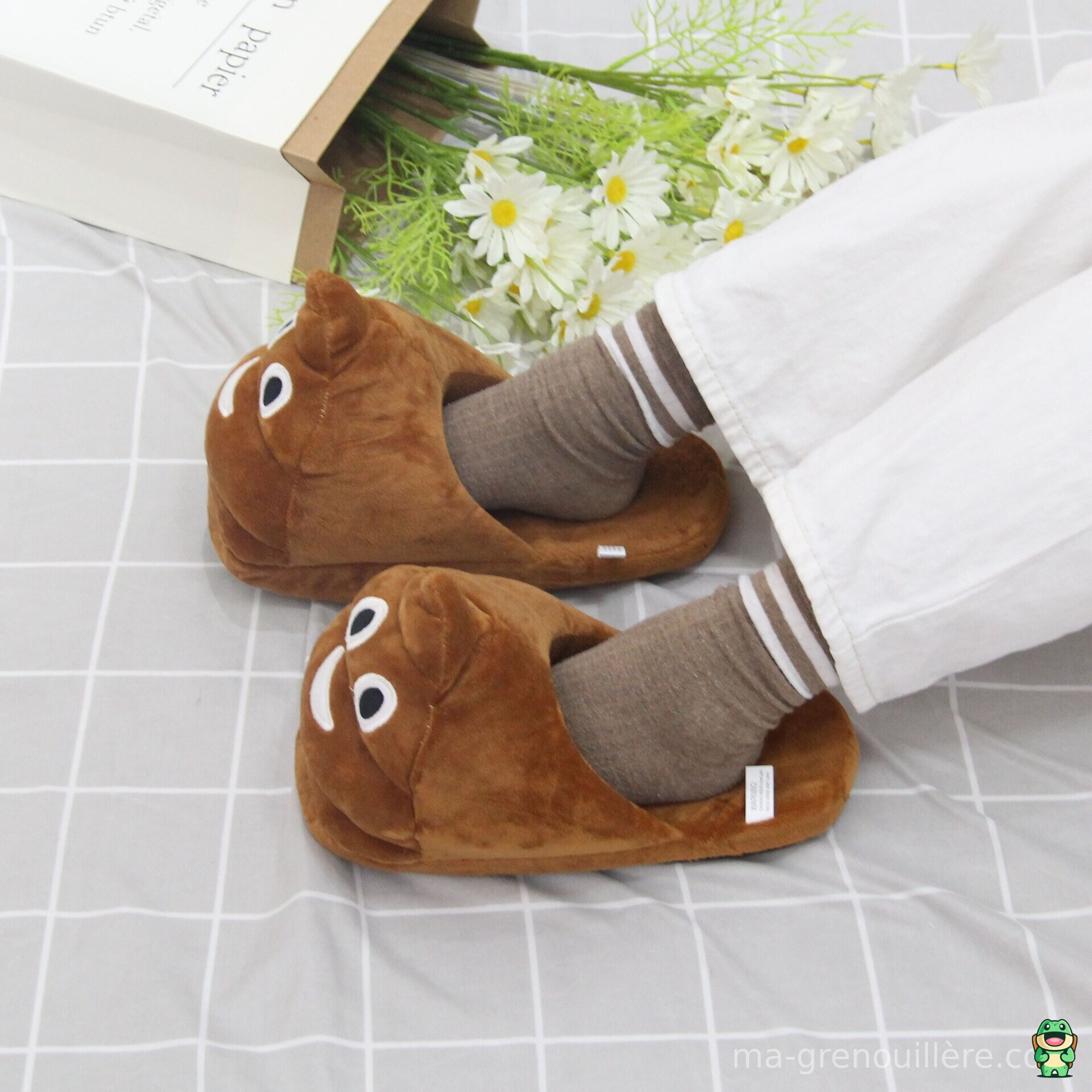 Gros plan sur le haut arrondi des chaussons caca