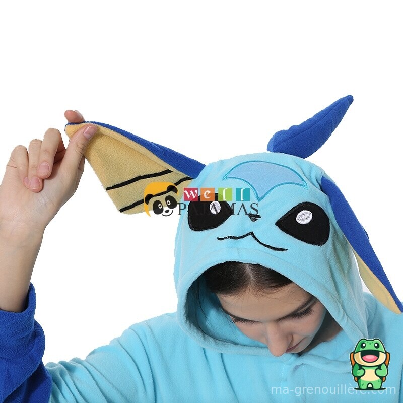 Chaussons Givrali Bleu Pokémon portés pour une tenue confortable à la maison