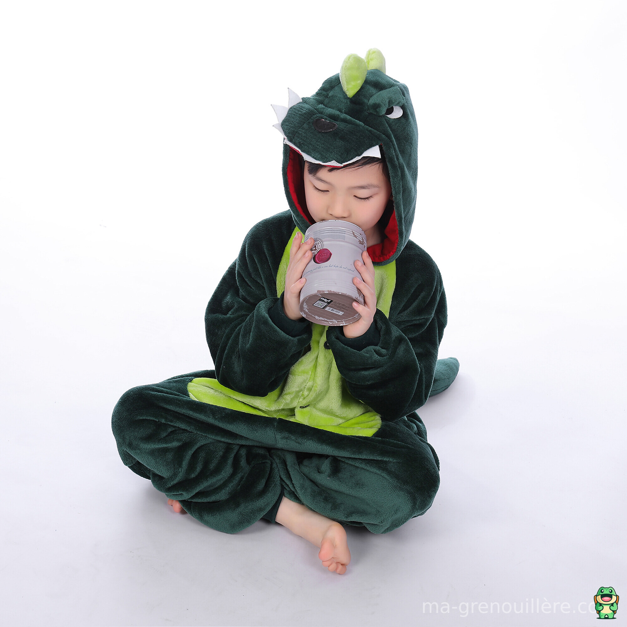 Grenouillère dinosaure enfant portée à la maison