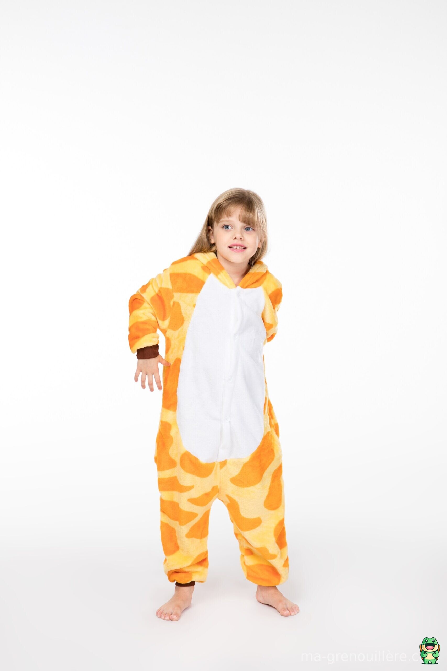 Gros plan sur la capuche girafe jaune avec petites cornes