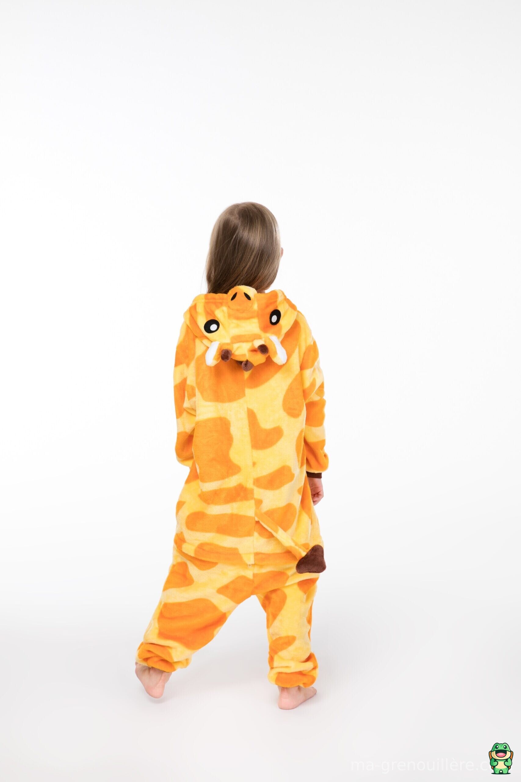 Grenouillère girafe jaune portée par un enfant à la maison