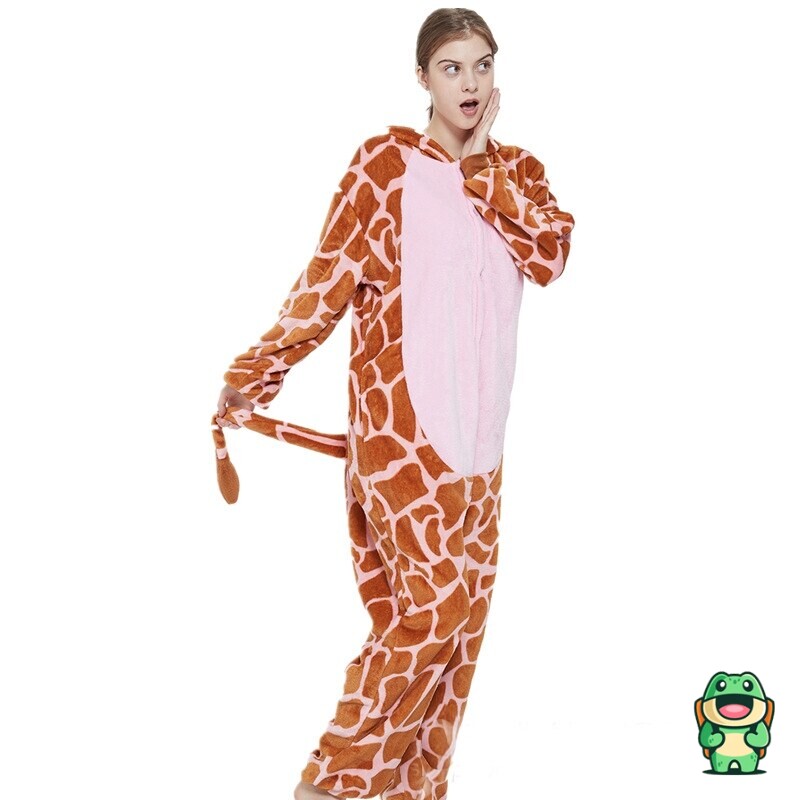 Gros plan sur la capuche girafe rose avec détails animaux