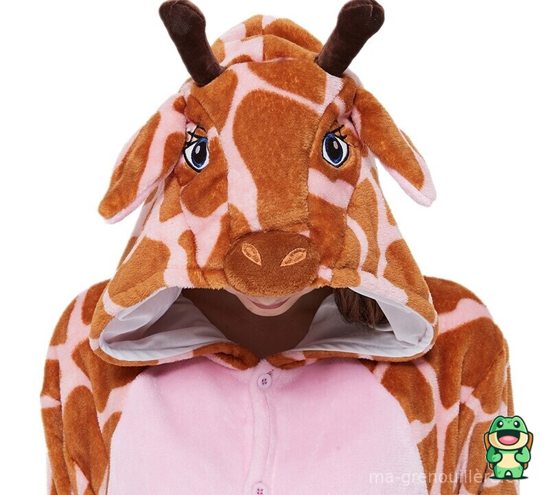 Grenouillère girafe rose portée par un adulte en intérieur