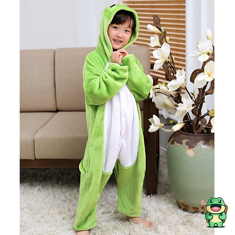 Grenouillère grenouille portée par un enfant en tenue ample