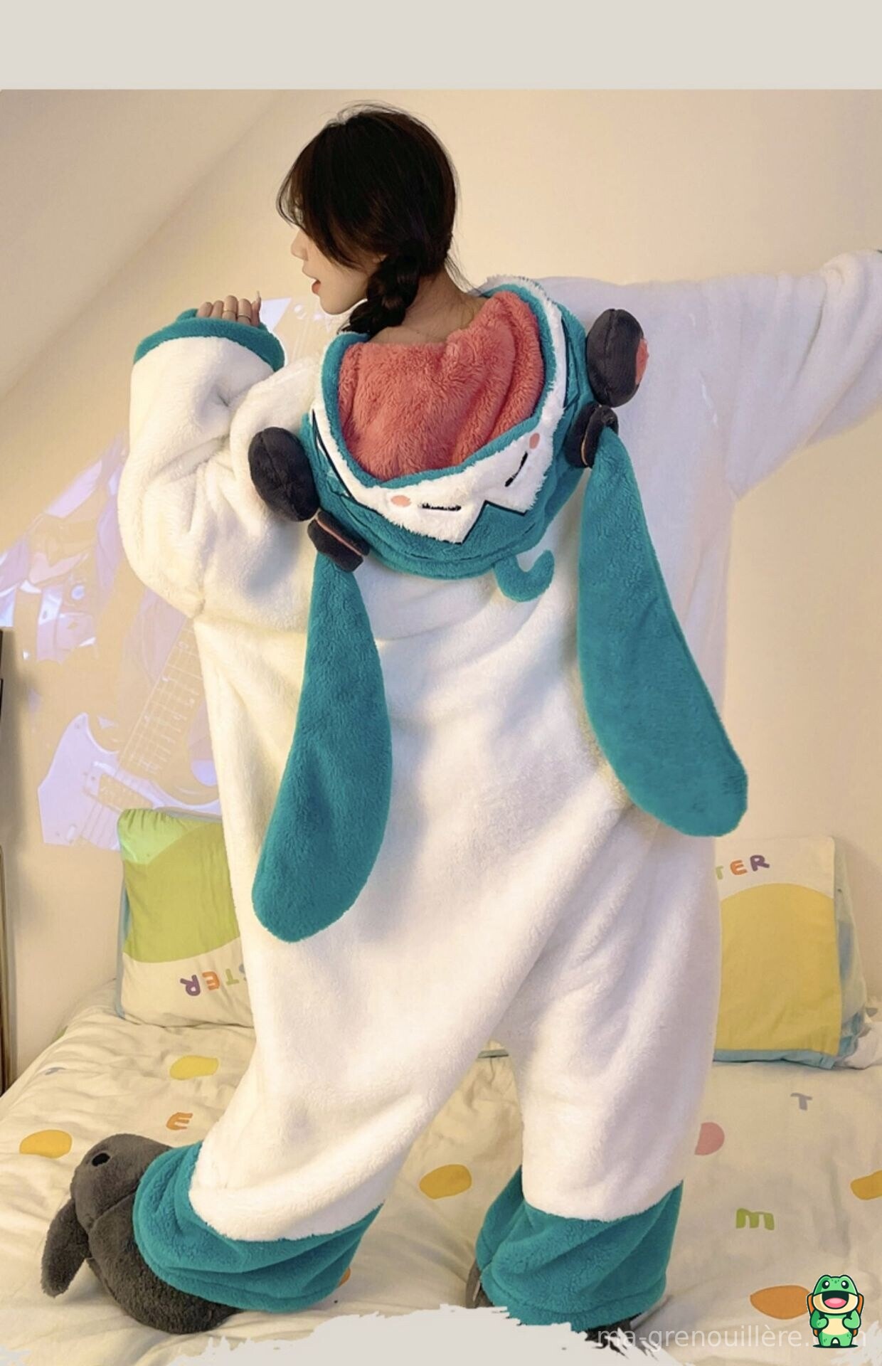 Grenouillère Hatsune Miku adulte portée en intérieur