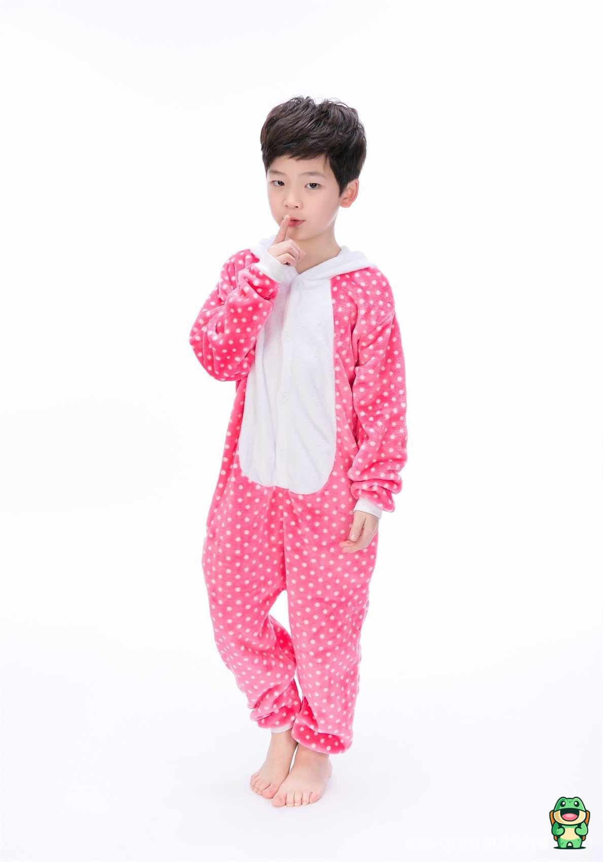 Détail de la flanelle douce rose de la grenouillère enfant