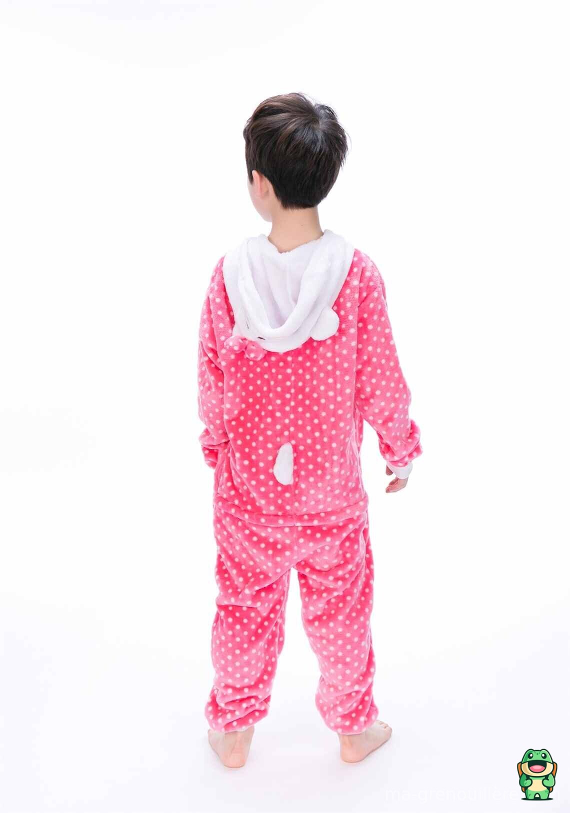 Grenouillère Hello Kitty rose portée par un enfant à la maison