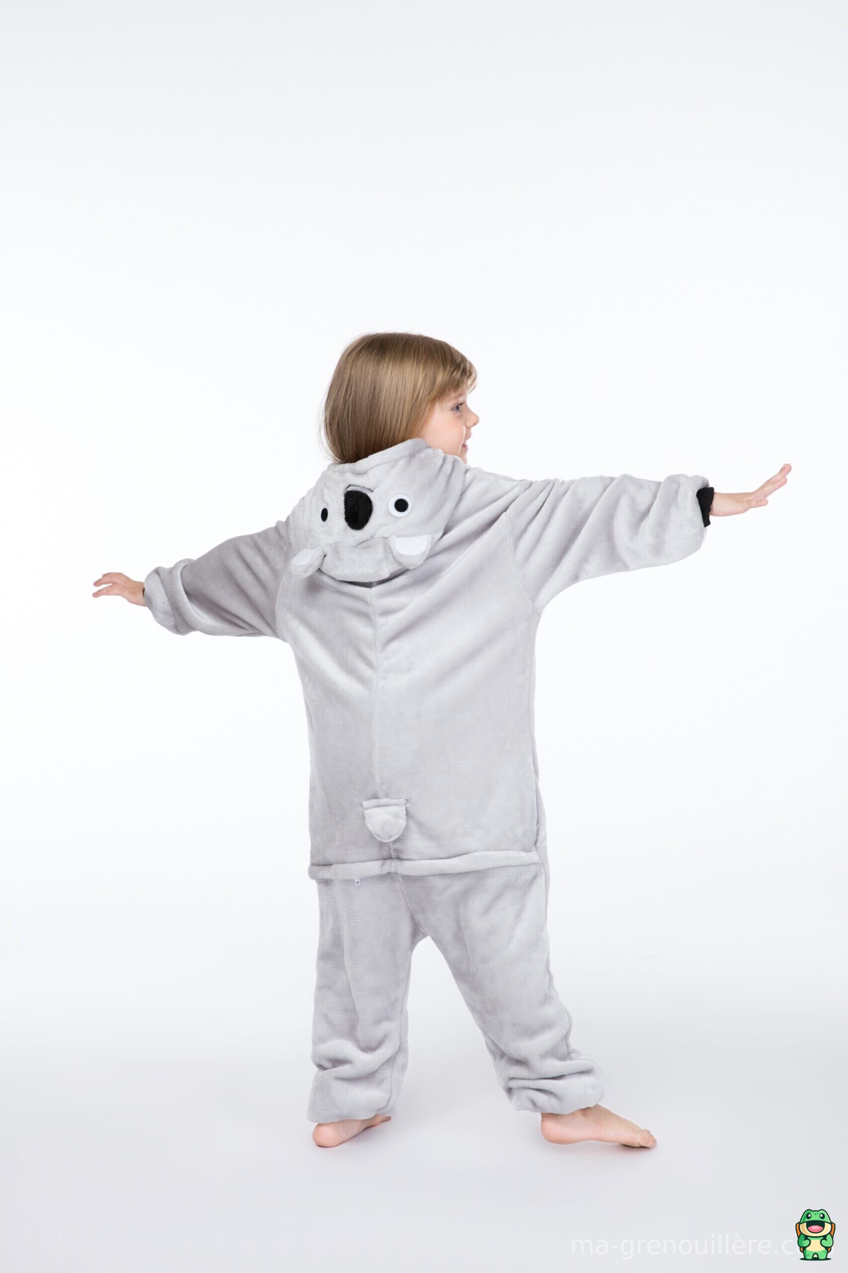 Grenouillère koala grise portée par un enfant