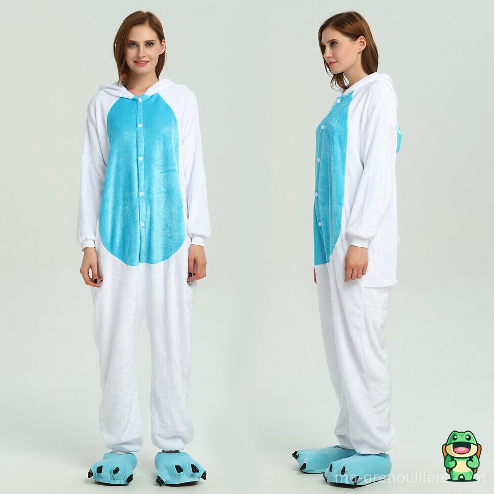 Détail de la matière douce bleue de la grenouillère lapin