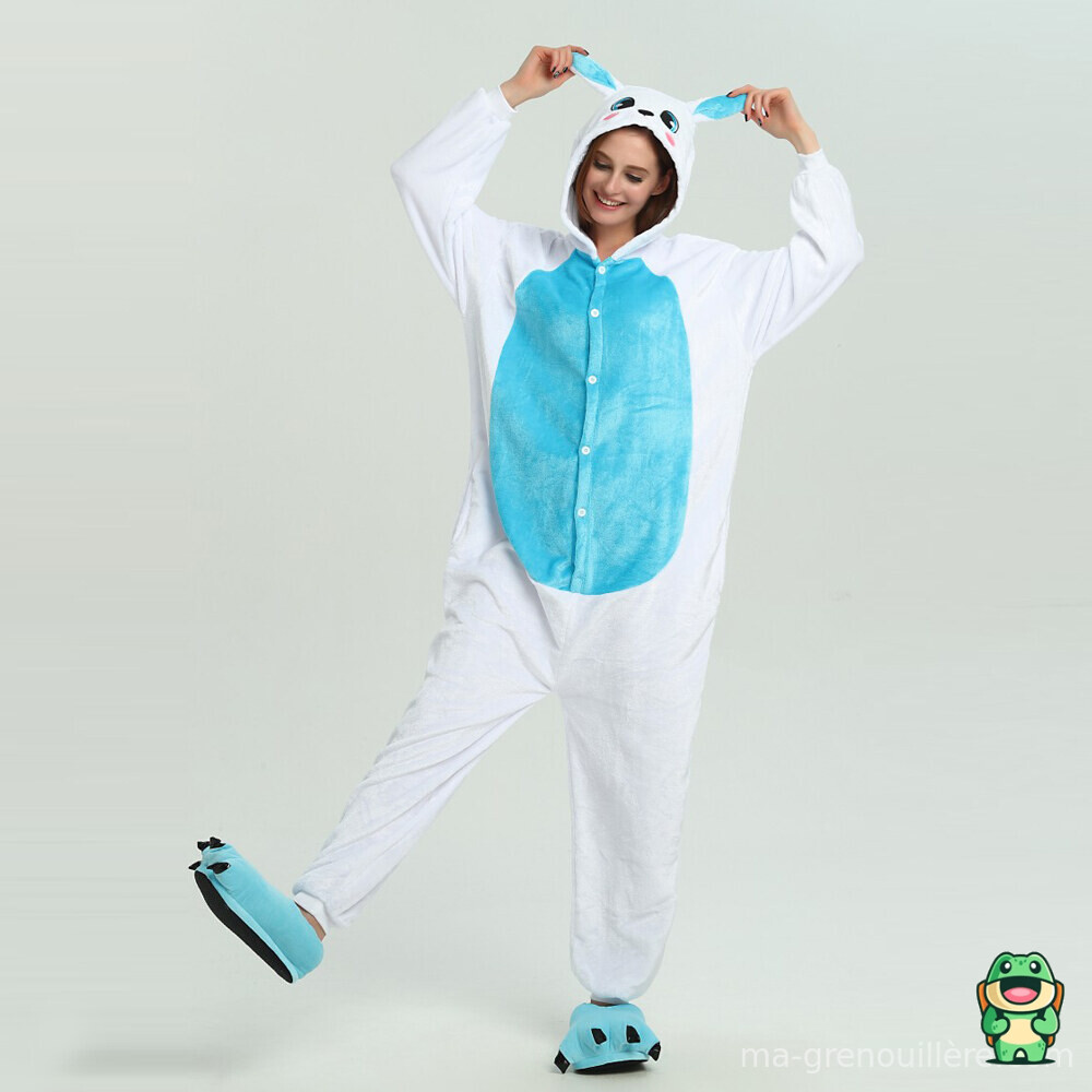 Grenouillère lapin bleu portée en tenue de détente