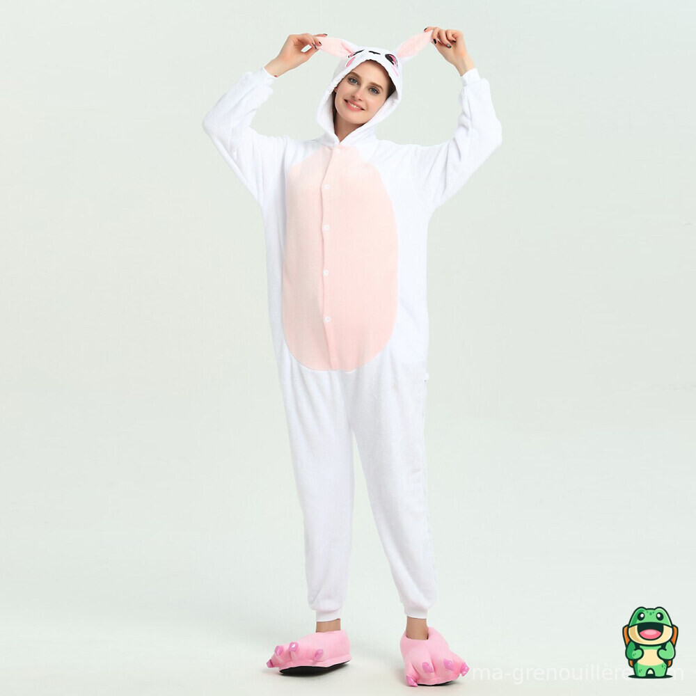 Détail de matière douce sur grenouillère lapin blanc et rose