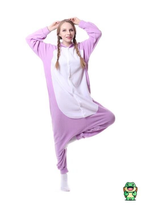 Grenouillère lapin violette portée en tenue de détente