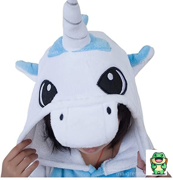 Détail de la flanelle douce blanche et bleue de la grenouillère