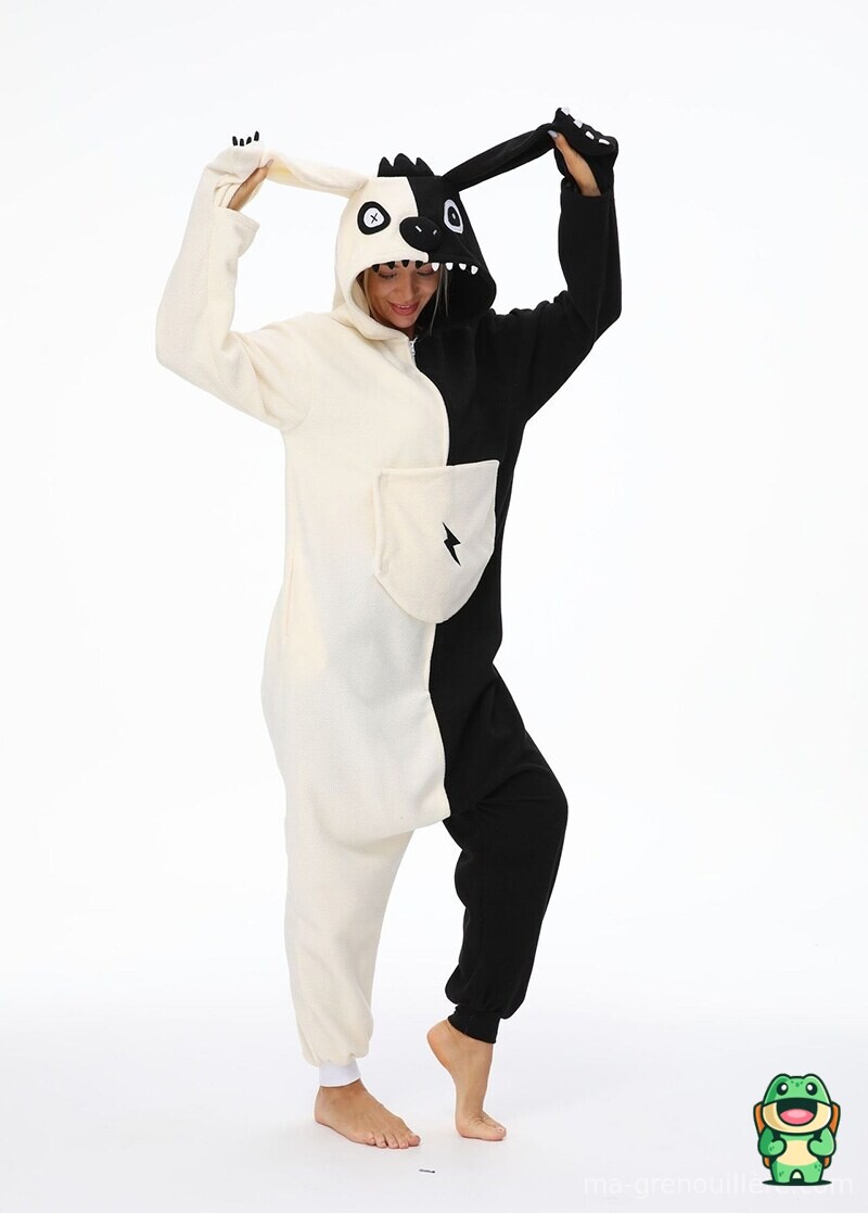 Détail de la polaire douce de la grenouillère Monokuma noire
