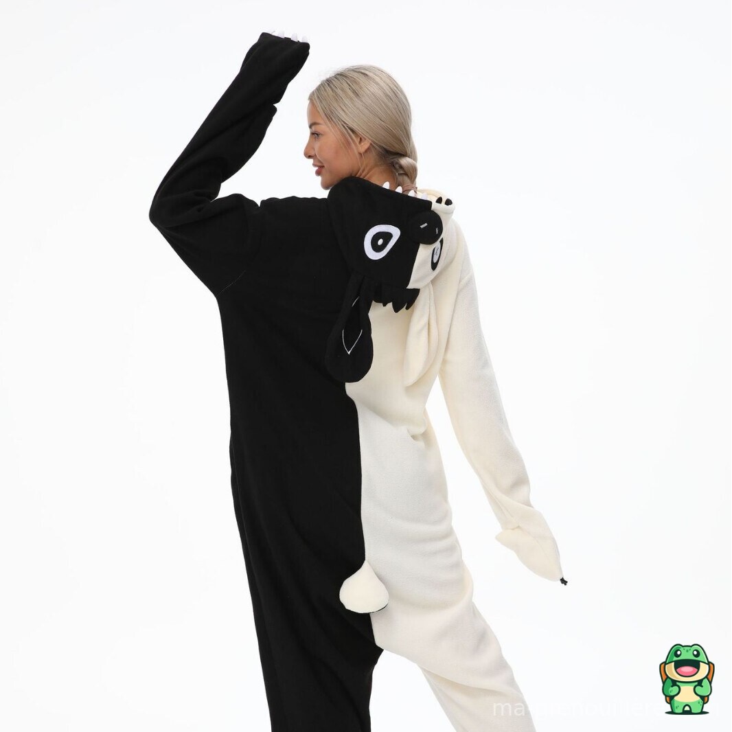 Grenouillère Monokuma noire portée par un adulte en intérieur