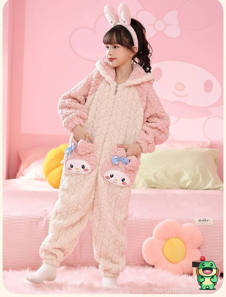 Grenouillère My Melody portée par un enfant à la maison