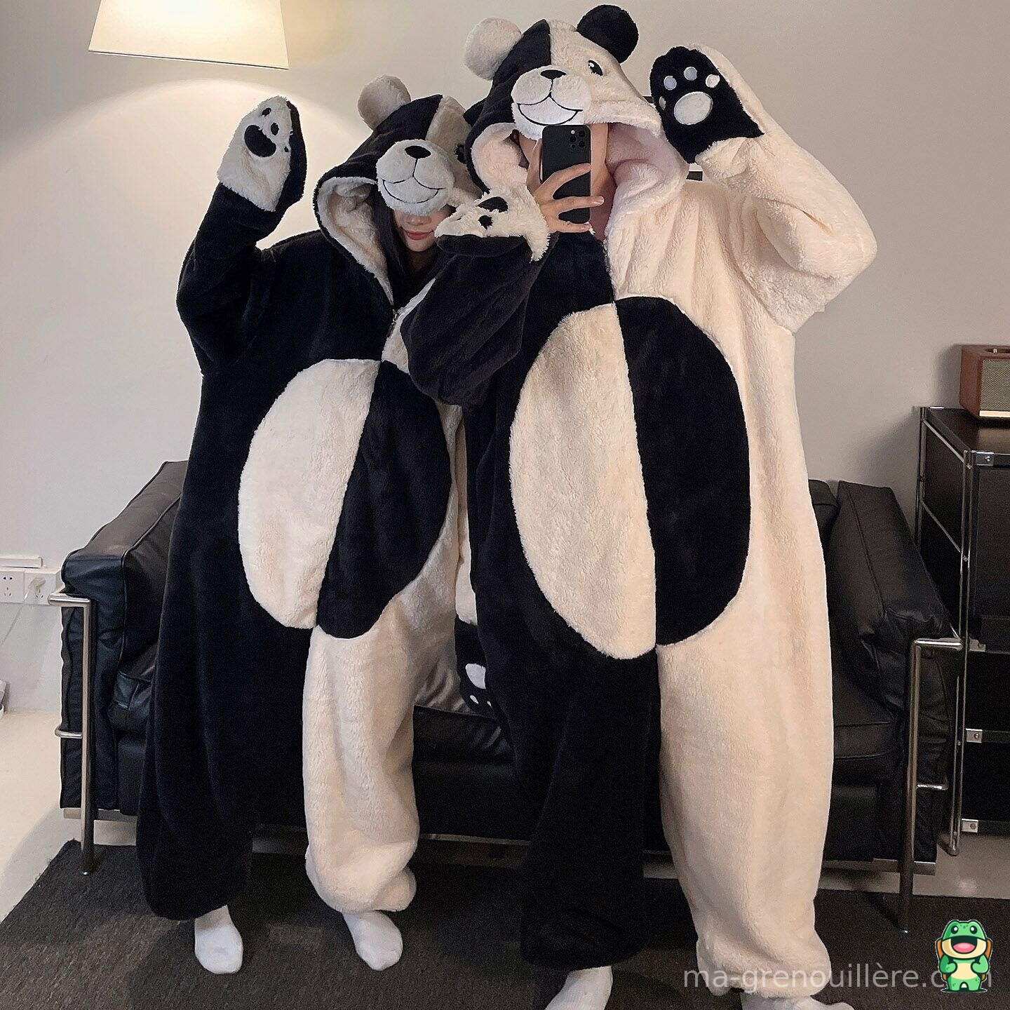 Vue de face de la grenouillère ours noir et blanc adulte et enfant