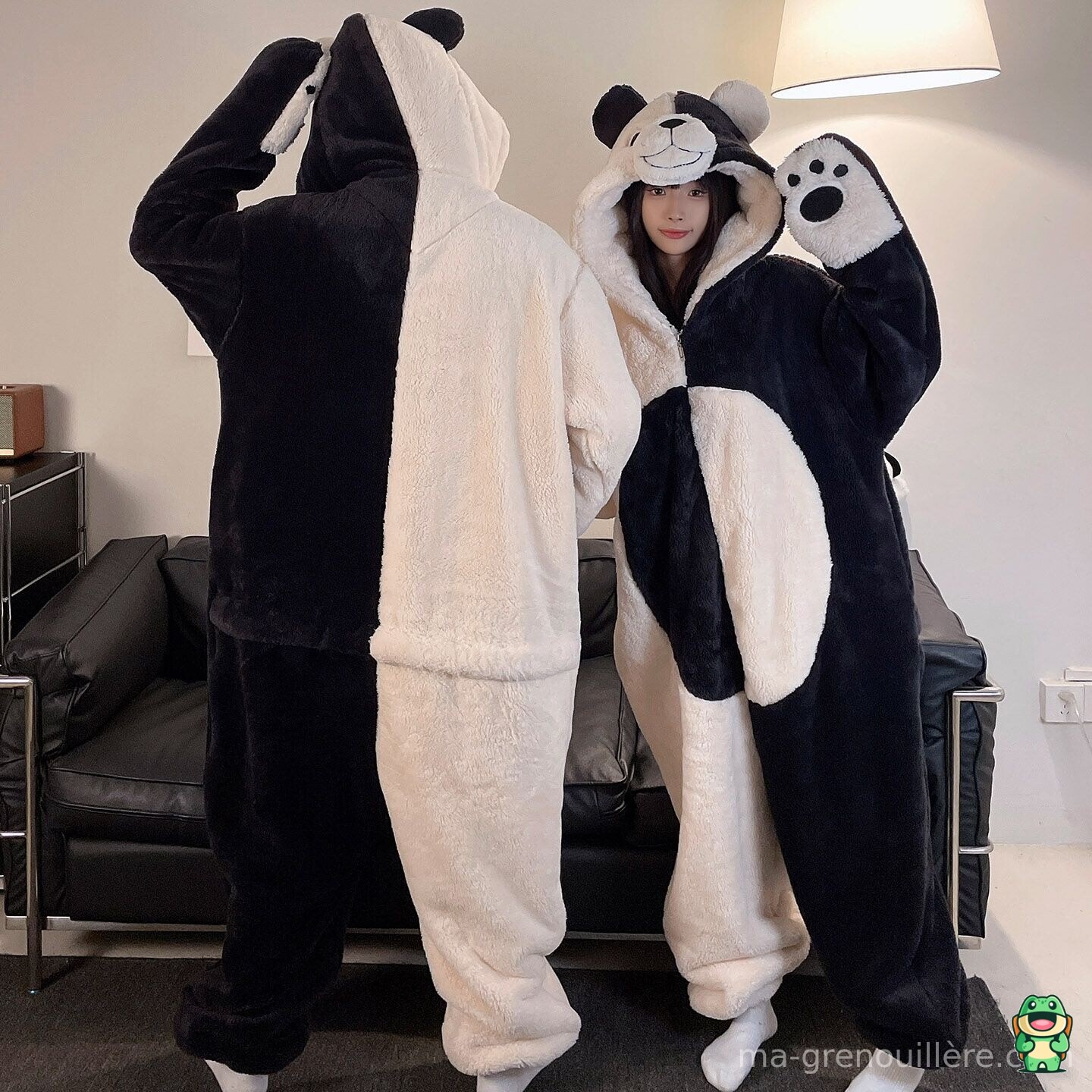 Grenouillère ours noir et blanc portée en tenue détente