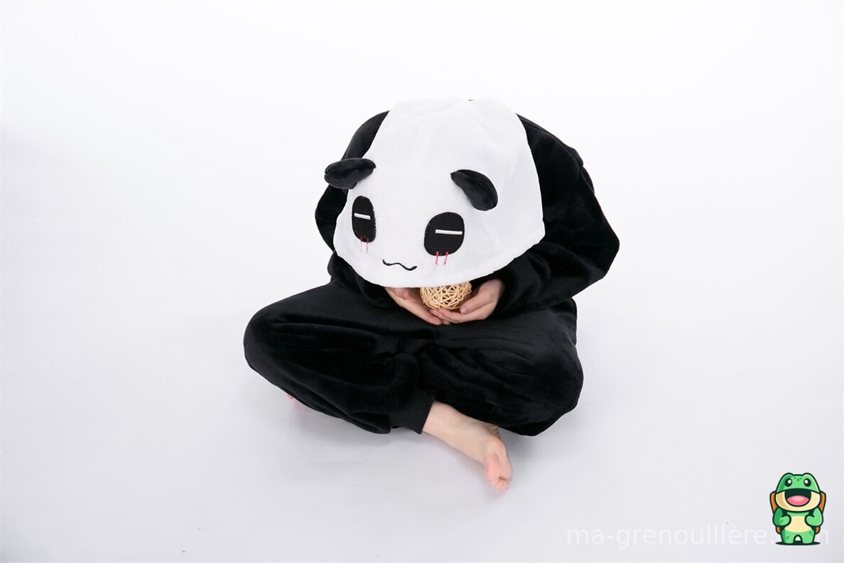 Grenouillère panda portée par un enfant en tenue de détente