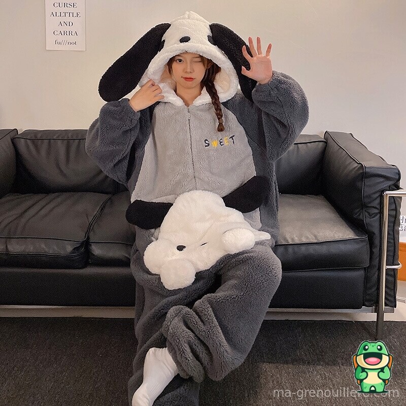 Grenouillère Pochacco portée en tenue détente à la maison