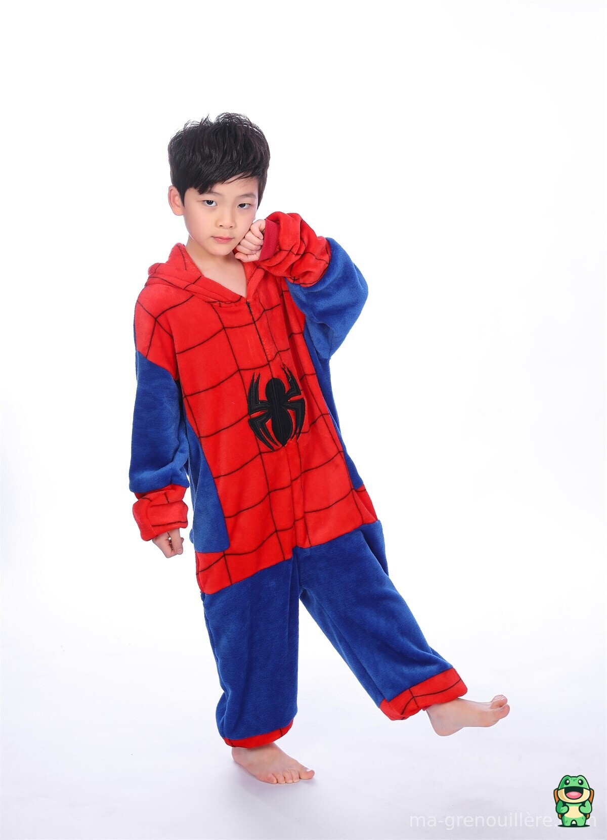 Grenouillère spiderman portée par un enfant en intérieur