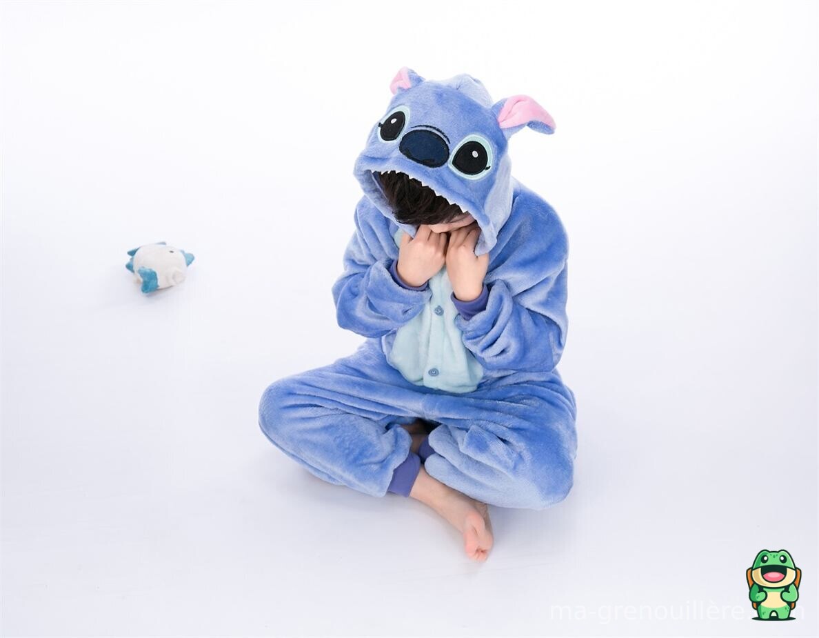 Grenouillère Stitch bleu portée par un enfant