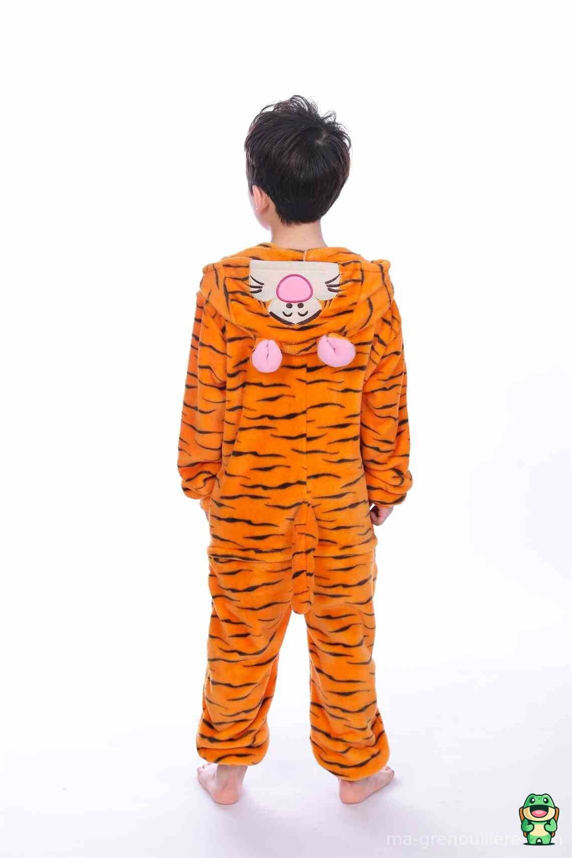 Grenouillère tigre portée par un enfant pour jouer