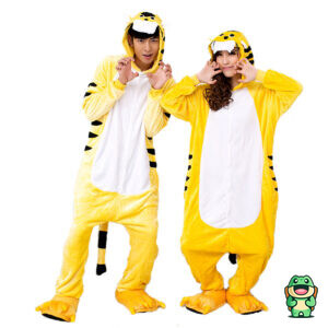 Grenouillère tigre jaune rayée vue de face avec crocs blancs