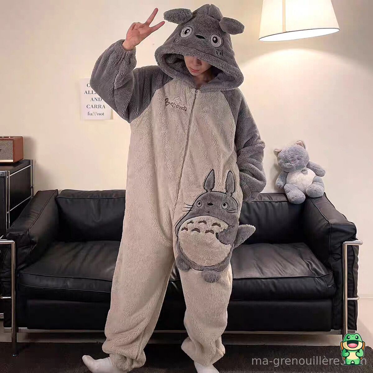Grenouillère Totoro gris clair portée en tenue détente