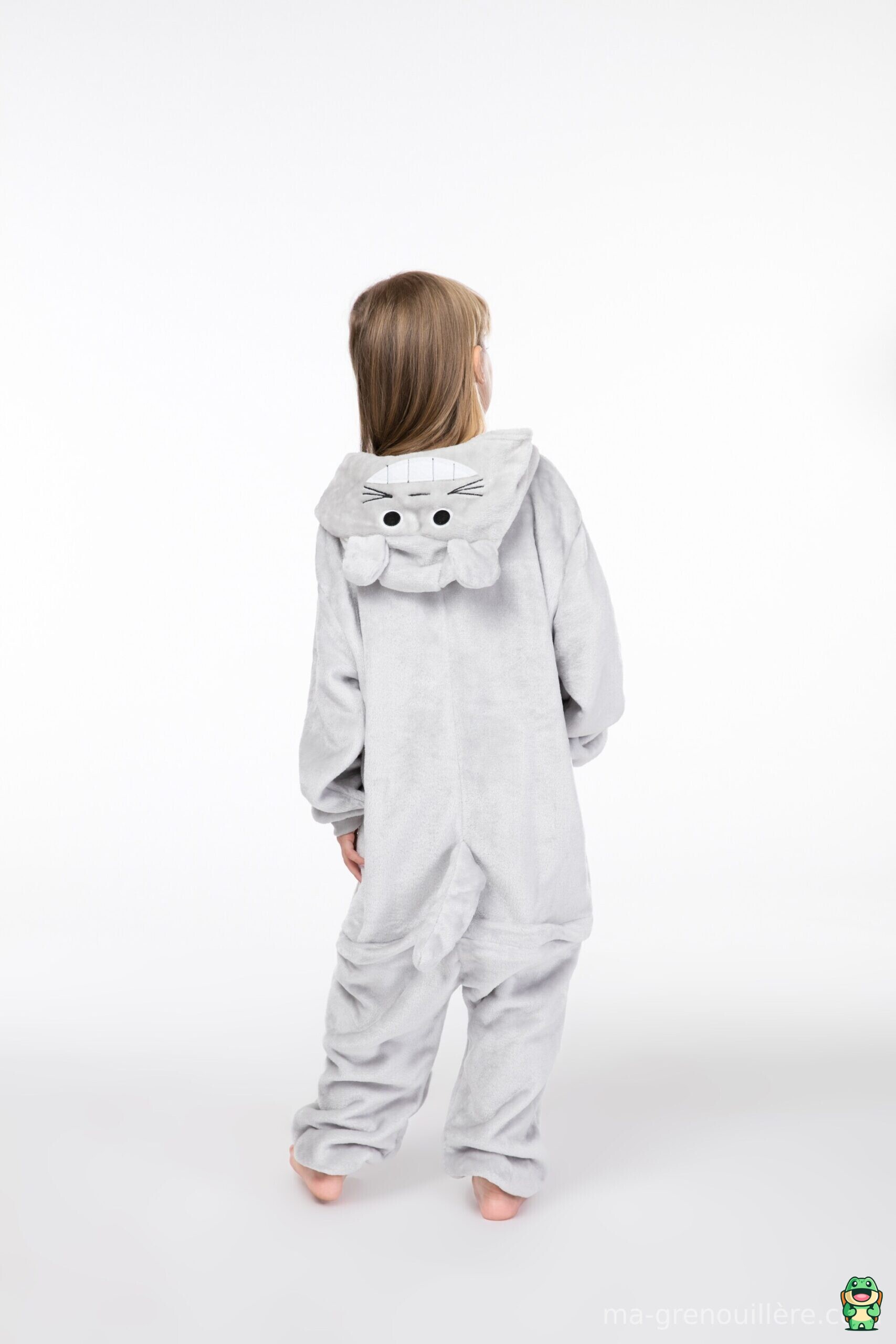 Grenouillère Totoro grise portée par un enfant en intérieur