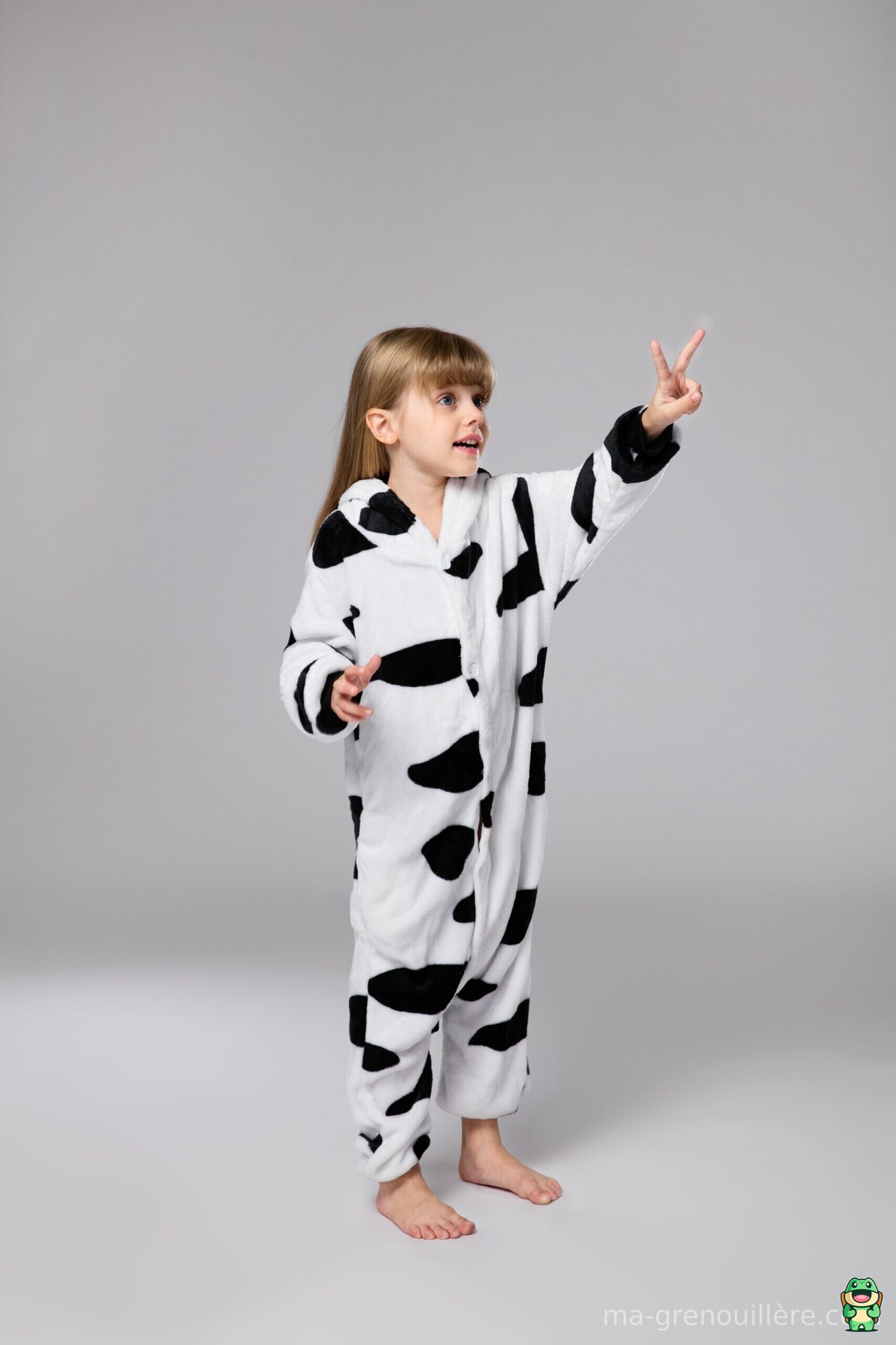 Grenouillère vache portée par un enfant en intérieur