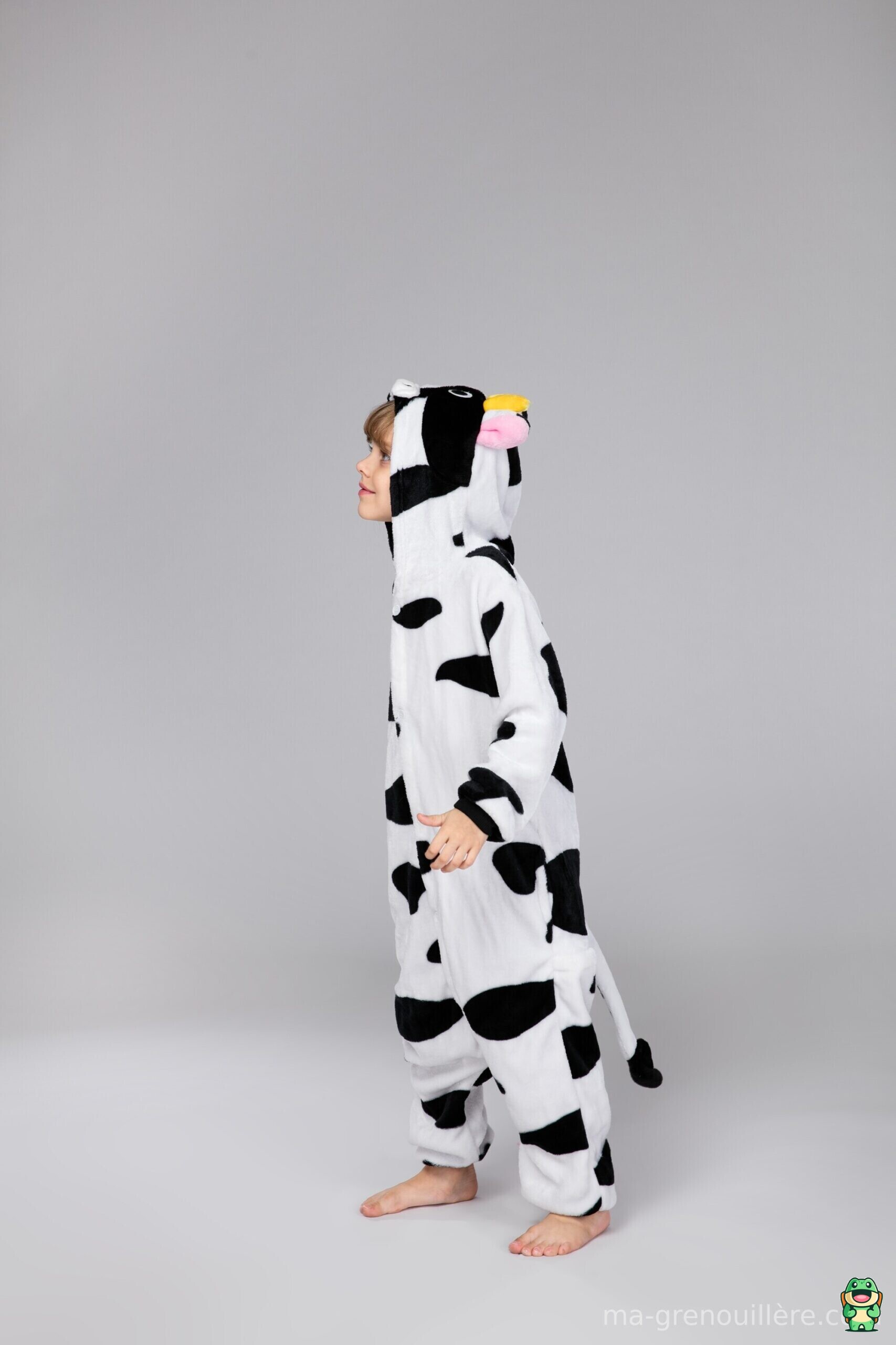 Vue de dos de la grenouillère vache noir et blanc enfant