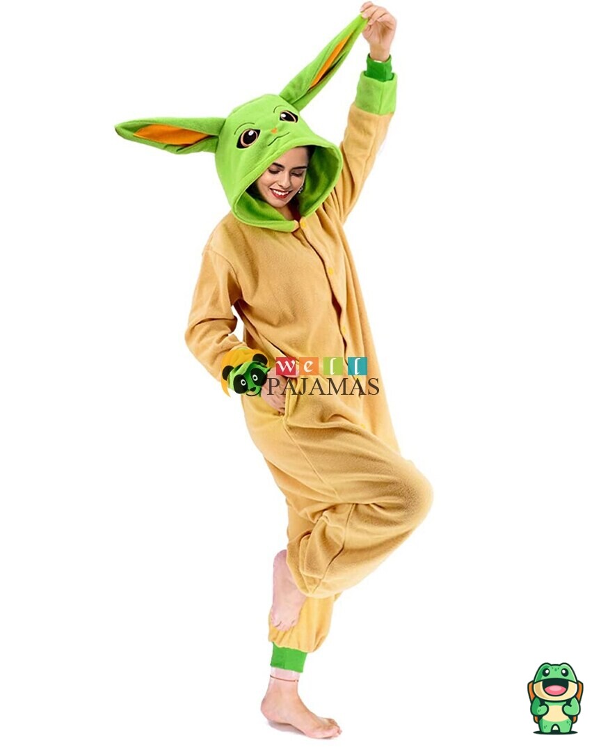 Grenouillère Yoda portée en tenue détente à la maison